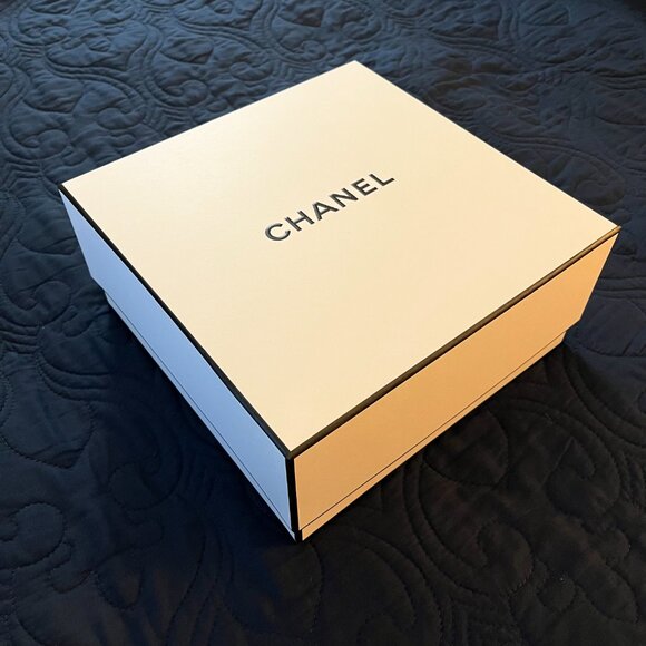 NEW CHANEL 3-Pc. Ultimate Allure Makeup Set w/ White Pouch, Lipstick and Mascara - Picture 3 of 11